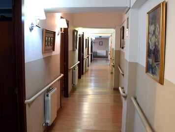 Pasillo con habitaciones