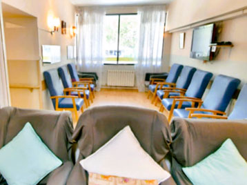 Salón común con decoración
